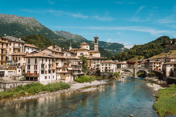 San Giovanni Bianco, viděno z řeky Brembo, Lombardie, Itálie. Village of Two Rivers, malé město v severní Itálii. - Fotografie, Obrázek