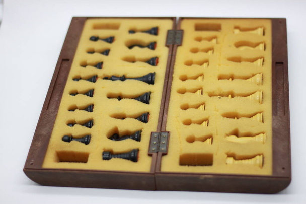 αναδιπλούμενη σκακιέρα που μετατρέπεται σε κουτί αποθήκευσης κομματιών σκακιού - Φωτογραφία, εικόνα