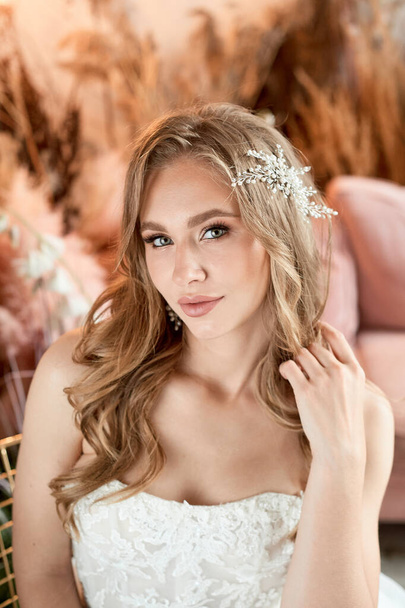 Bride in wedding dress. Young fashion model with perfect skin, make up and Beautiful Hairstyle. Happy day. Marriage. - Φωτογραφία, εικόνα