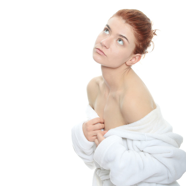Mulher branca bonita jovem em roupão de banho após banho retrato calmo
. - Foto, Imagem