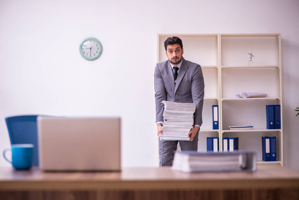 Jeune homme d'affaires employé mécontent du travail excessif au bureau - Photo, image