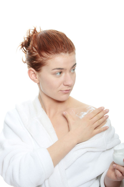 vrouw toepassing moisturizer crème - Foto, afbeelding