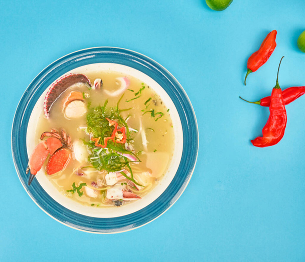Смачна риба суп з морепродуктів чілкано перуанська їжа, прикрашена крабами. - Фото, зображення