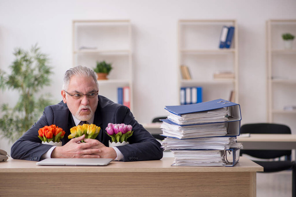Старий бізнесмен флорист сидить в офісі
 - Фото, зображення