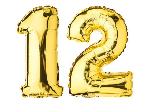Nummer 12: 12 ballonnen. Een heliumballon. Twaalf jaar. Gouden Geel folie kleur. Verjaardagsfeest, wenskaart, Verkoop, Reclame, Jubileum. Hoge resolutie foto. Geïsoleerd op witte achtergrond. - Foto, afbeelding
