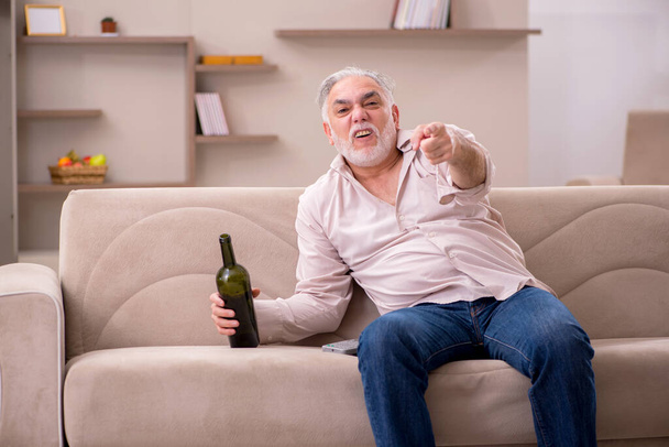 Viejo bebiendo alcohol en casa - Foto, Imagen