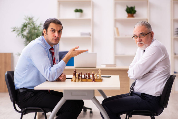 Ofiste satranç oynayan iki işadamı. - Fotoğraf, Görsel