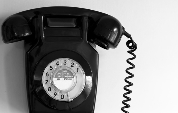 altmodisches britisches Telefon hängt an der Wand - Foto, Bild