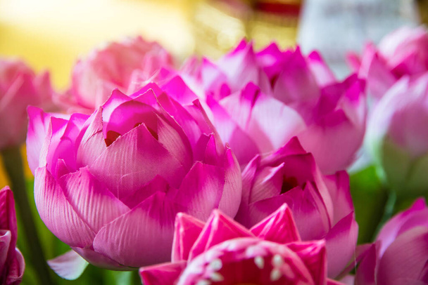 Rose fausse fleur et fond floral, fleurs roses en tissu, Le bouquet de fleurs en tissu, Coloré de décoration flowe artificiel - Photo, image