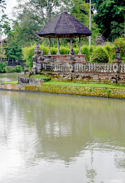 Μικρό κτίριο στο ναό Taman Ayun δίπλα στη λίμνη - Φωτογραφία, εικόνα