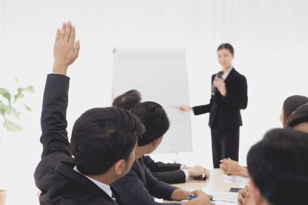 Réunion d'affaires discours demande concept. Homme d'affaires levant la main pour poser une question au conférencier dans la salle de réunion de l'entreprise. - Photo, image