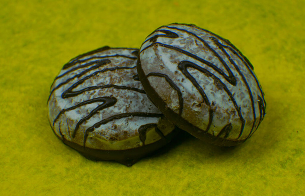                          pan de jengibre de chocolate agrietado, vierte chocolate en la superficie       - Foto, imagen