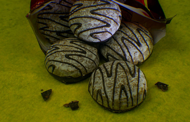              pan de jengibre de chocolate agrietado, vierte chocolate en la superficie                   - Foto, imagen