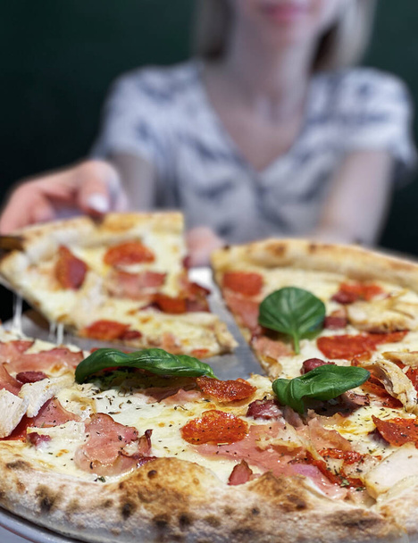 Pizza soslu pizza, mozzarella peyniri ve pepperoni. Restoranda masada pizza. - Fotoğraf, Görsel