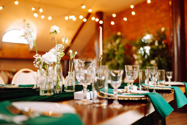 Beautiful flowers on table in wedding day. Beautiful table setting for a party, reception or other festive event emerald colour. - Fotografie, Obrázek