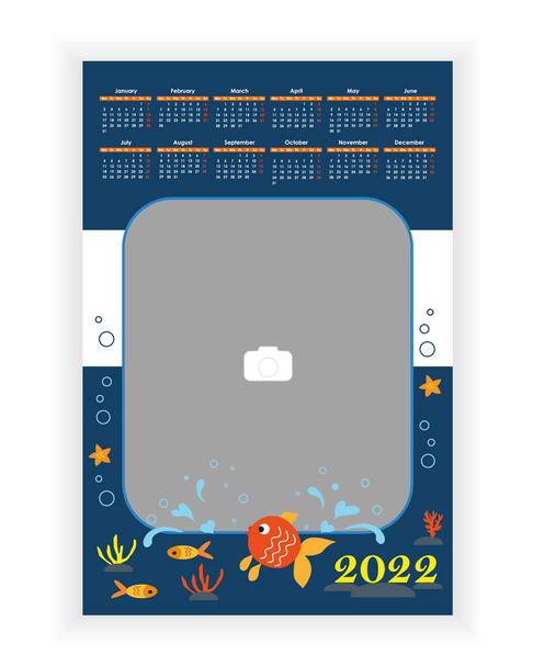 Muro Foto Calendario 2022. Semplice, colorato, bambino, mare estivo, vacanza, modello di calendario fotografico verticale con pesci d'oro. Progettazione calendario 2022 anno in inglese. La settimana inizia da lunedì. Illustrazione vettoriale - Vettoriali, immagini
