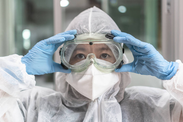 Лабораторные очки, защита глаз, покрытие ppe и хирургическая перчатка для врача, ученого-исследователя, хирурга-хирурга, средства индивидуальной защиты вируса covid-19, коронавирус для гигиенической безопасности - Фото, изображение