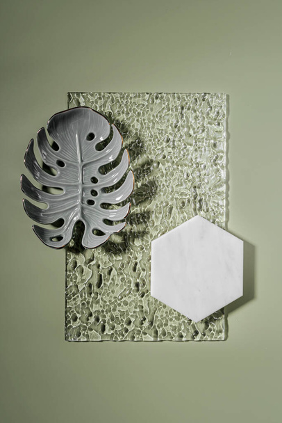 Marble plate and Tropical leaf with copy space.  Stylish green background for presentation. - Fotografie, Obrázek