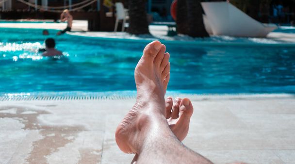 Kaukasische Mann Ruhe und Entspannung im Pool, sobald Sie wieder auf Reisen gehen und genießen Sie den Urlaub. - Foto, Bild