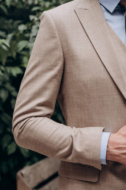 επαγγελματικό κοστούμι για έναν άνδρα, σμόκιν, κοστούμι τριών τεμαχίων - Φωτογραφία, εικόνα