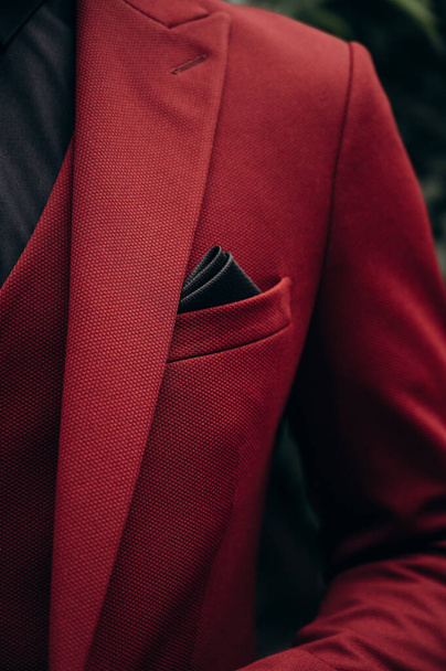 красный костюм для мужчины, смокинг, костюм из трех частей - Фото, изображение