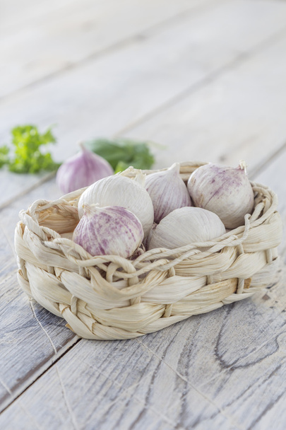 garlic cloves in a basket - Foto, Bild