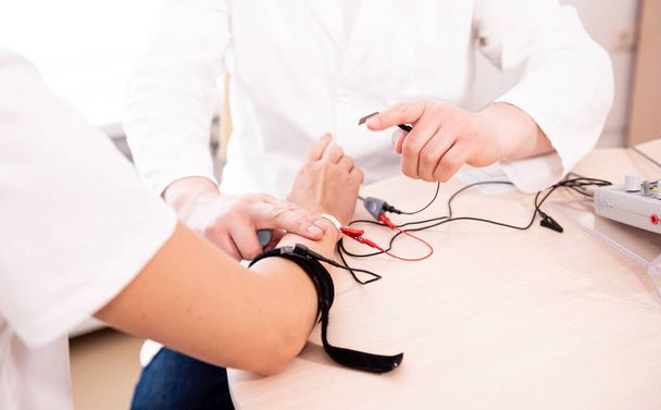 Patient nerves testing using electromyography at medical center - Foto, Imagem
