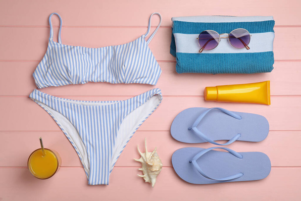 Flat lay composition with beach objects on pink wooden background - 写真・画像