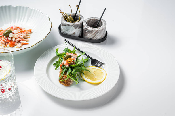 Salade avec viande de crabe sur une table de cuisine. Fond blanc. Vue de dessus. Espace de copie - Photo, image