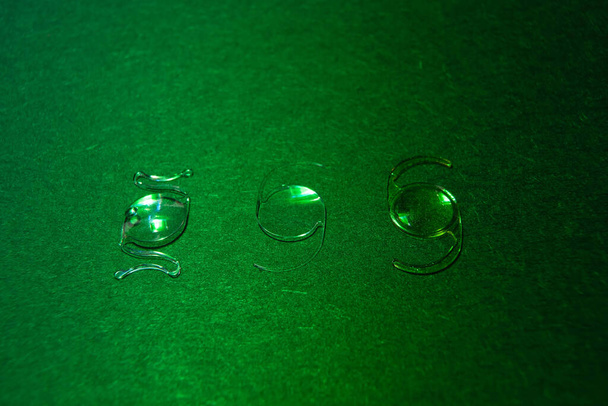 close-up foto van opvouwbare itraoculaire lens voor staar chirurgie - Foto, afbeelding