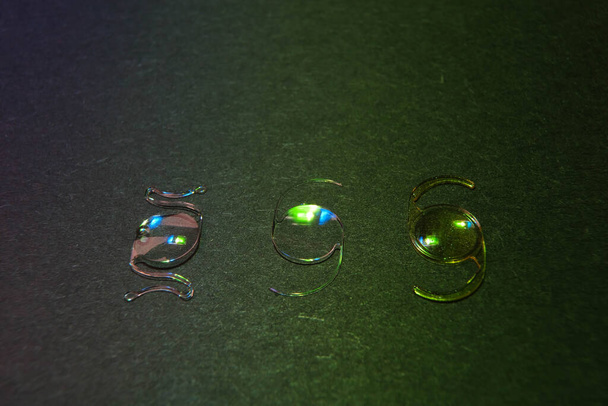 close-up foto van opvouwbare itraoculaire lens voor staar chirurgie - Foto, afbeelding