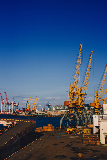 Odessa ticari limanı. Toplam nakliye tonajı açısından dünyanın en işlek limanıdır. - Fotoğraf, Görsel