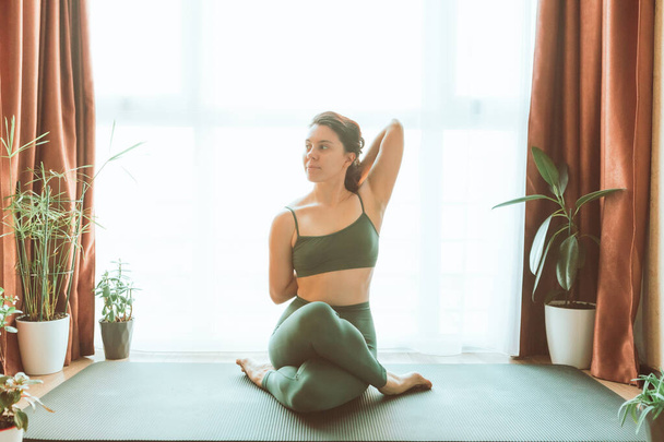 femme faire du yoga à la maison près de la grande fenêtre mode de vie sain - Photo, image