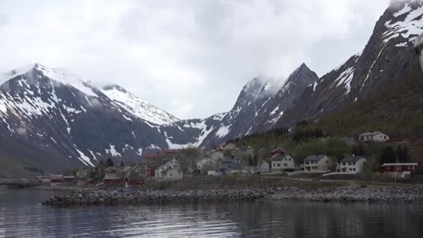 Hajóút a norvég fjord partjainál - Felvétel, videó