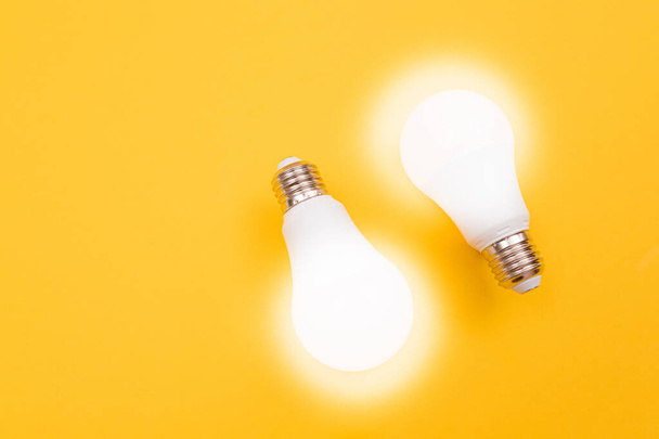 Lampy energooszczędne na żółtym tle - Zdjęcie, obraz
