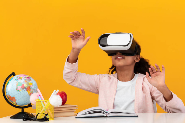 Захоплена афроамериканська школярка в окулярах віртуальної реальності
 - Фото, зображення
