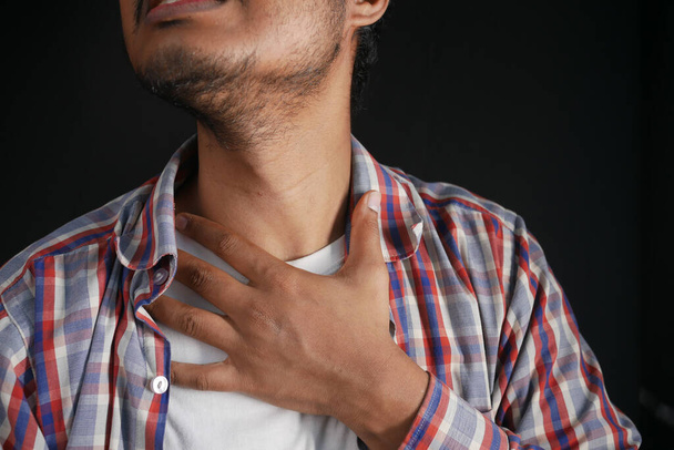 Unerkannter Mann leidet unter Halsschmerzen aus nächster Nähe  - Foto, Bild