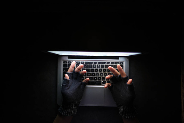 hacker ručně krást data z notebooku shora dolů  - Fotografie, Obrázek