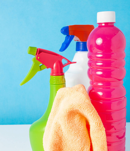 Koncepcja różnych środków czyszczących z rozpylaczami i butelką detergentu plus ściereczka do czyszczenia - Zdjęcie, obraz