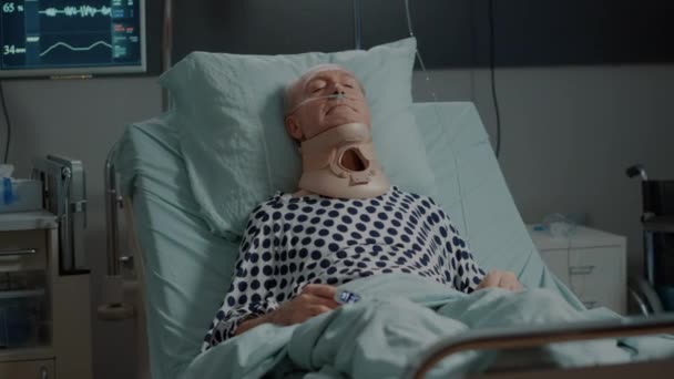 Ασθενής με αυχενικό γιακά για το λαιμό που βρίσκεται στο θάλαμο του νοσοκομείου - Πλάνα, βίντεο