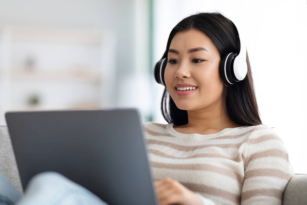 Online diploma. Fiatal ázsiai nő headset tanulmány Laptop otthon, - Fotó, kép