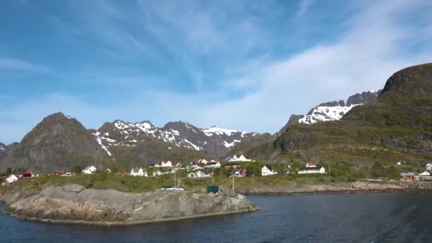 Hajóút a norvég fjord partjainál. - Felvétel, videó
