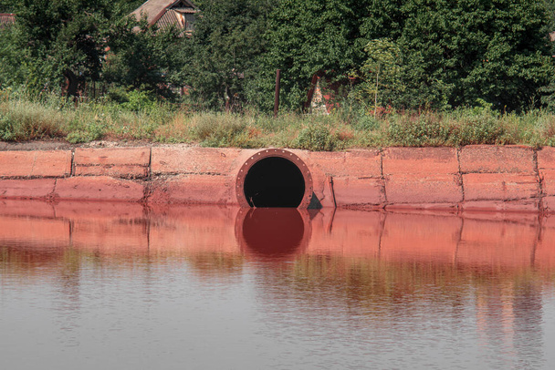 Roter See an einem Tag mit Rostaustritt. Absetzbecken für Minengewässer. - Foto, Bild