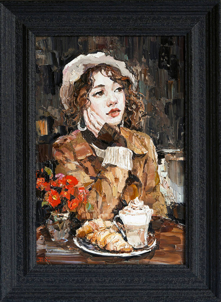 女の子はカフェに座っている。テーブルの上にコーヒーとクロワッサンがある. - 写真・画像