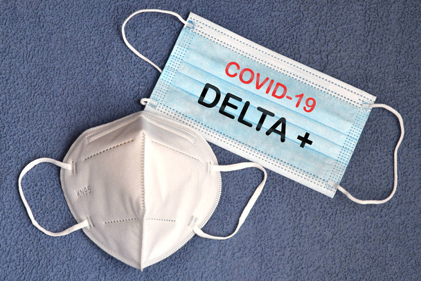 Антивирусные маски против вируса с текстом Covid-19 Delta +, вариантом Coronavirus Covid-19. Концепция защиты от вируса Ковид-19. - Фото, изображение