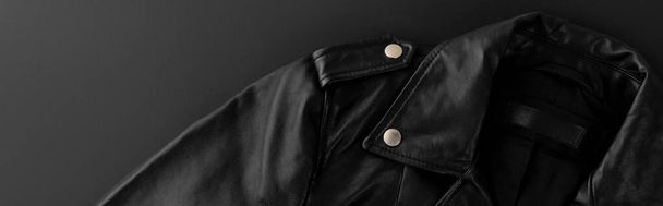 Modèle minimal monochrome avec veste. Vente shopping vendredi noir - Photo, image