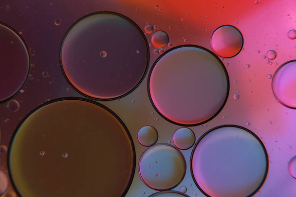 abstraktes Foto von Öltropfen im Wasser - Foto, Bild