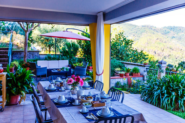 Frühstück auf der Terrasse im italienischen Dorf - Foto, Bild