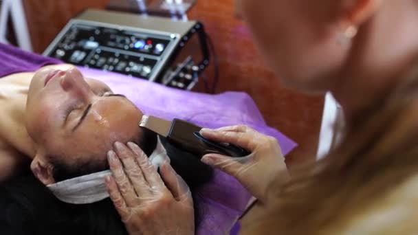 SPA merkezindeki kadın tarafından yapılan ultrasonik yüz bakımı. - Video, Çekim