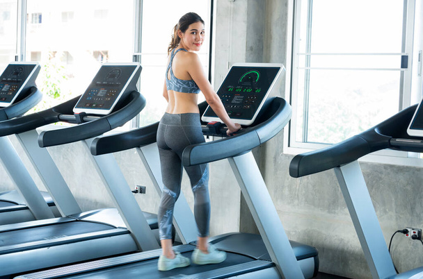 Aziatische vrouwen trainen hardloper bij fitness fitness. gezonde levensstijl en workout concept. - Foto, afbeelding